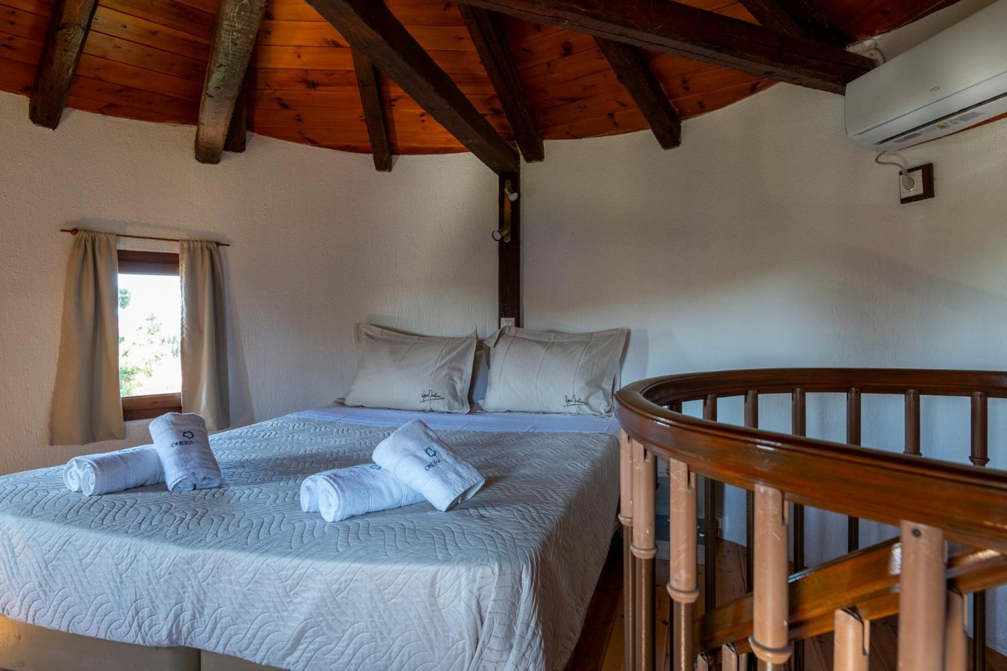 Kefalonian Mill - Oneira Villas Τραπεζάκι Εξωτερικό φωτογραφία