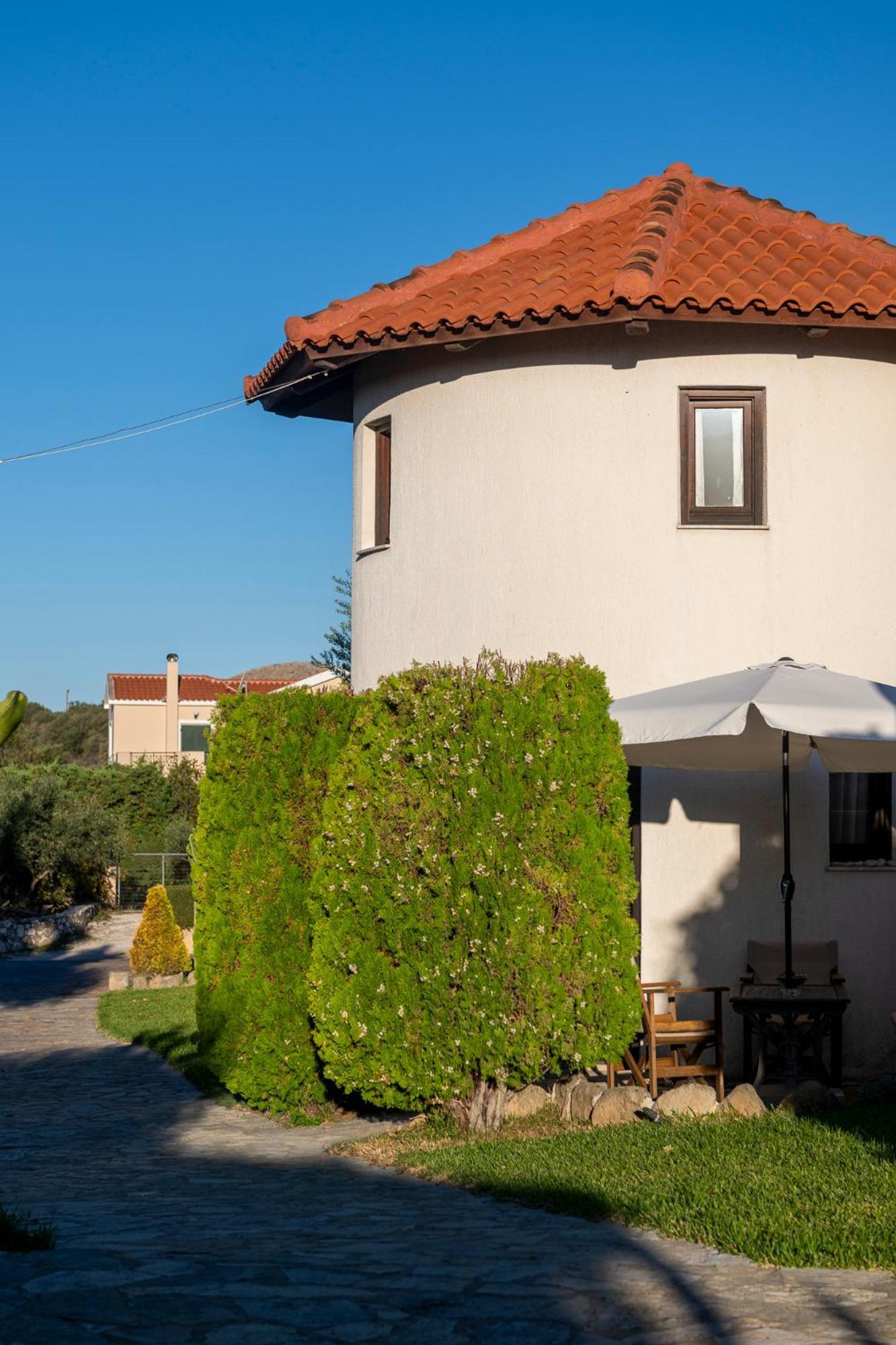 Kefalonian Mill - Oneira Villas Τραπεζάκι Εξωτερικό φωτογραφία